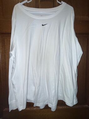 💜Nike White Men’s Long Sleeve Crew Shirt with Small Swoosh